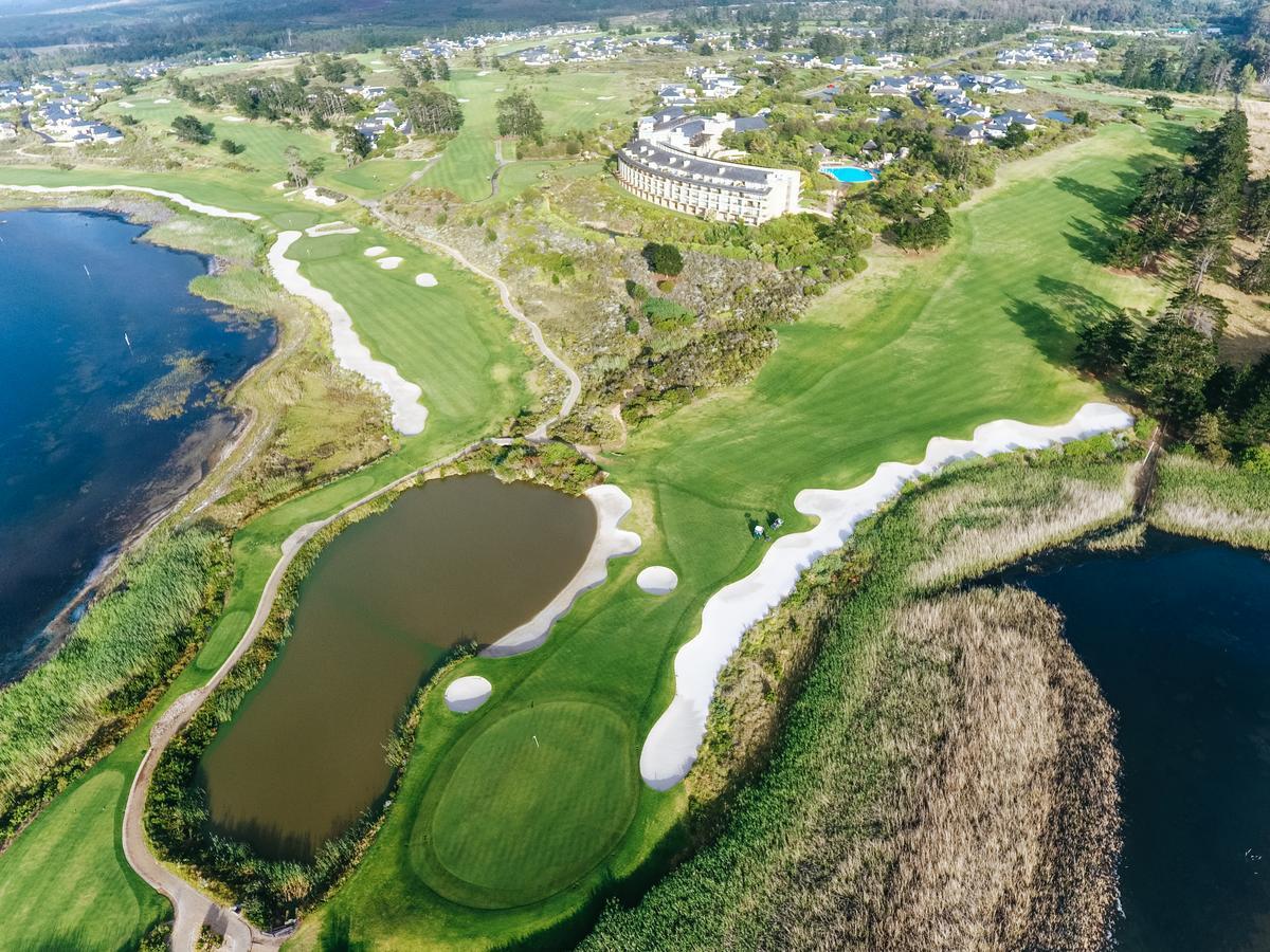 Arabella Hotel, Golf And Spa Hermanus Exterior foto Aerial view of the 18th hole at the 2016 U.S. Open